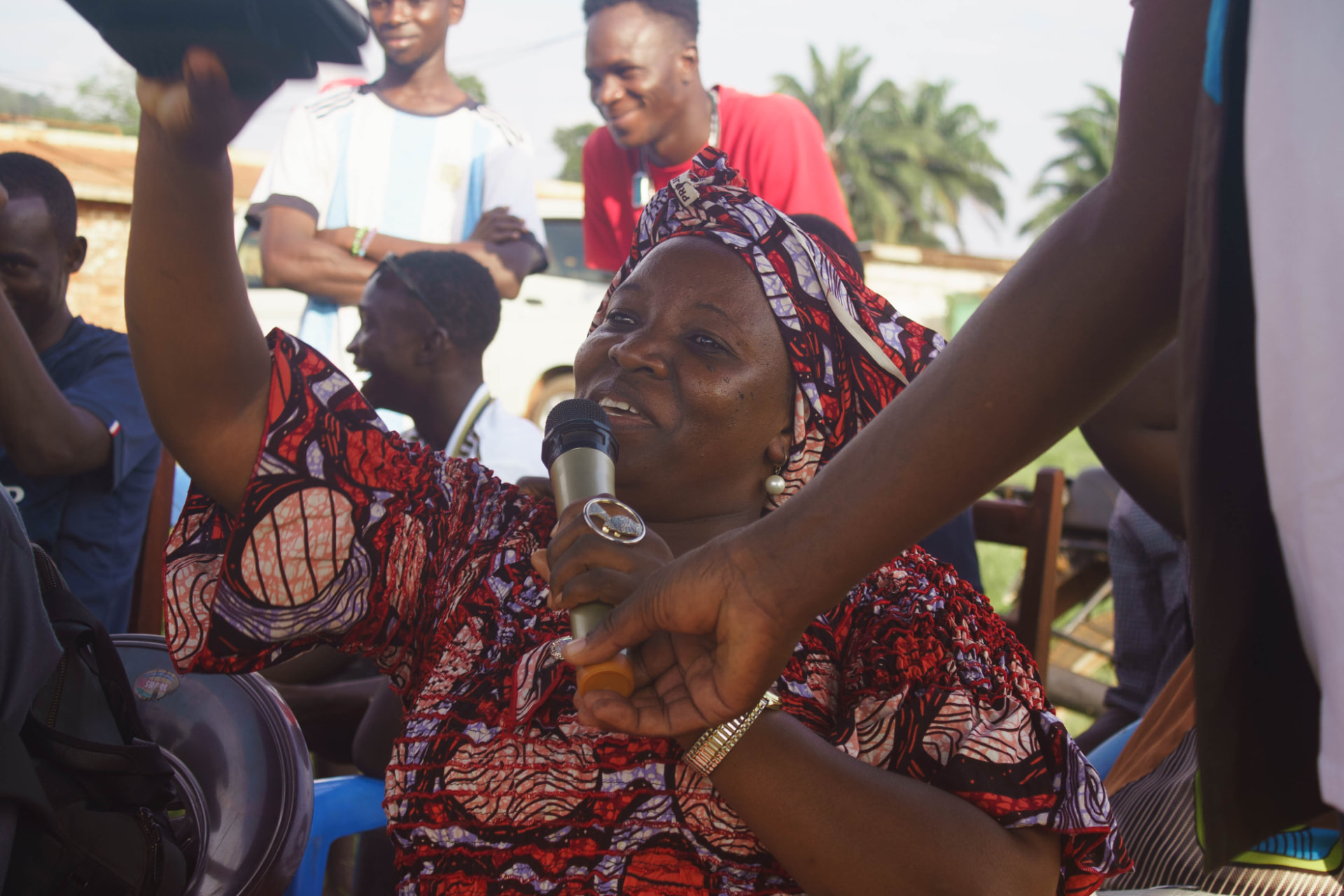 Une femme s'exprime au micro pendant un échange communautaire à Bangui